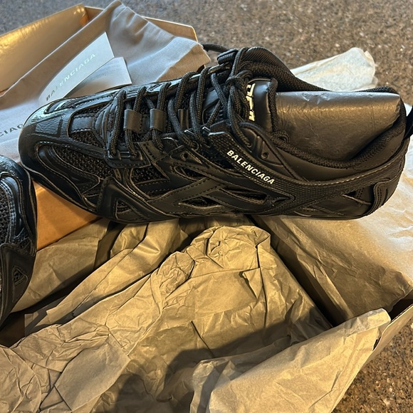 Balenciaga Drive Sneaker - Picture 4 of 9